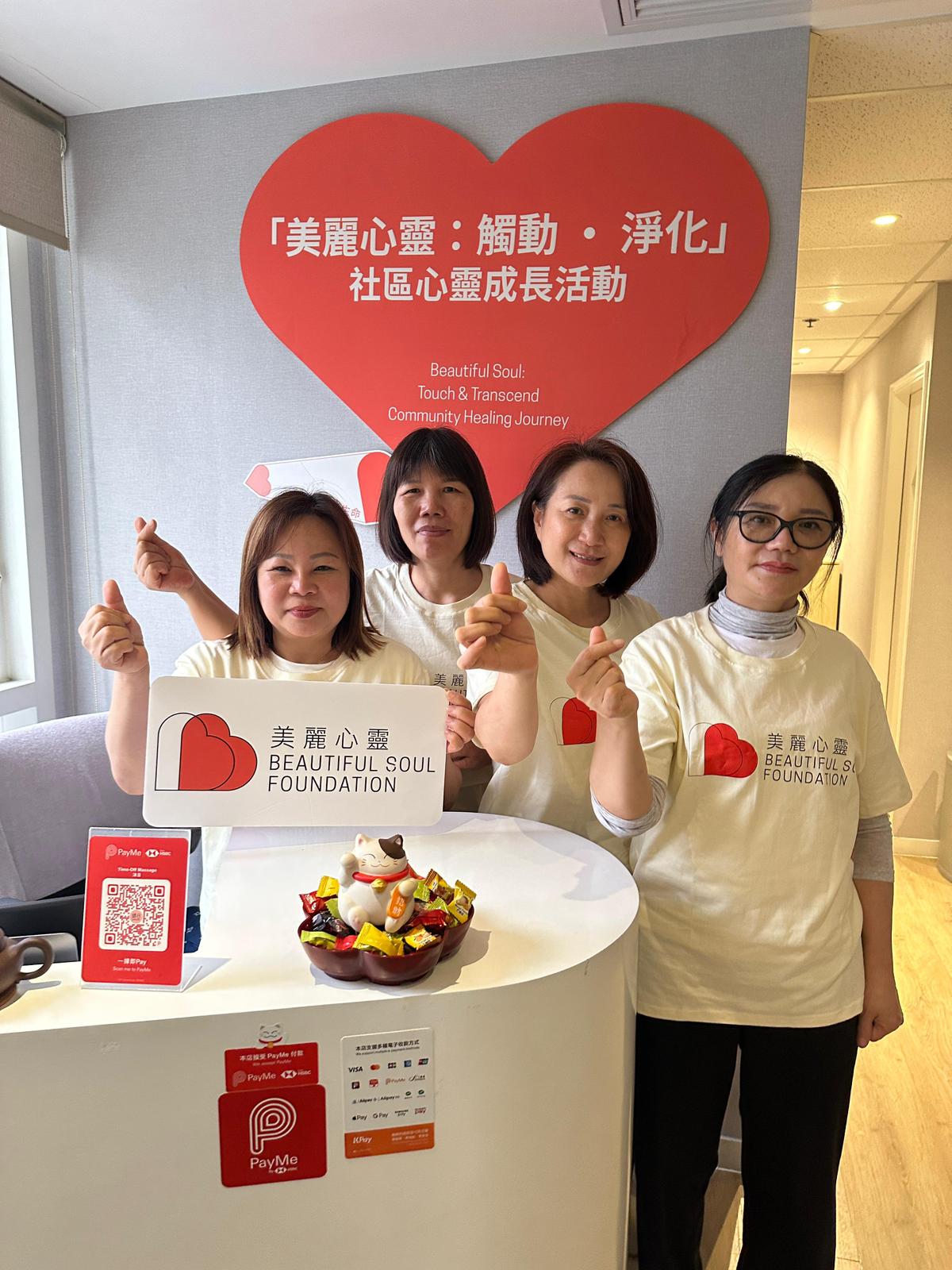 完成按摩師實習的婦女